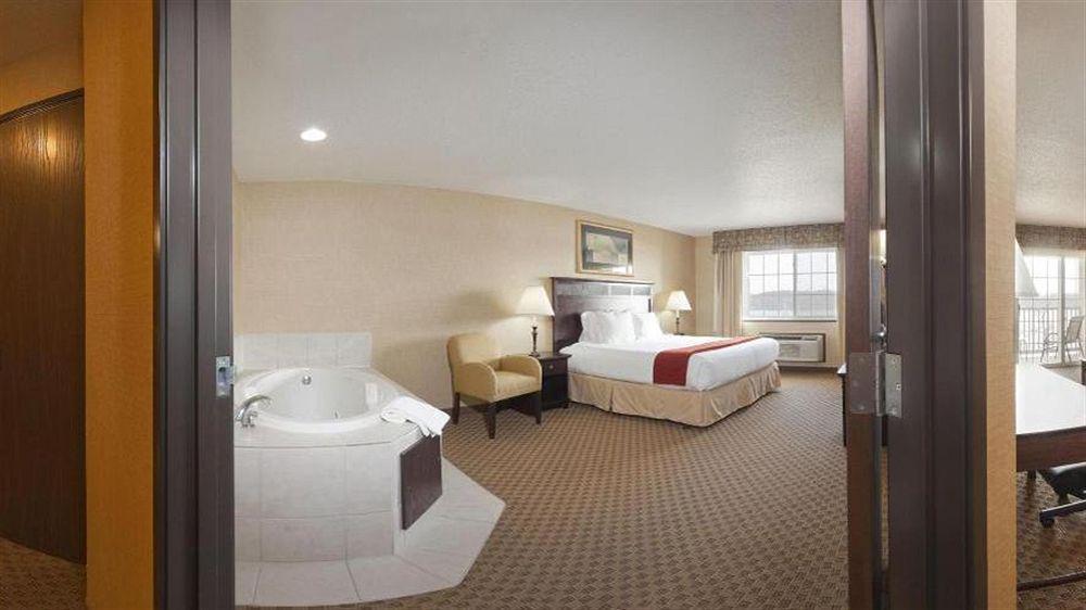 Holiday Inn Express Le Claire Riverfront-Davenport By Ihg Экстерьер фото