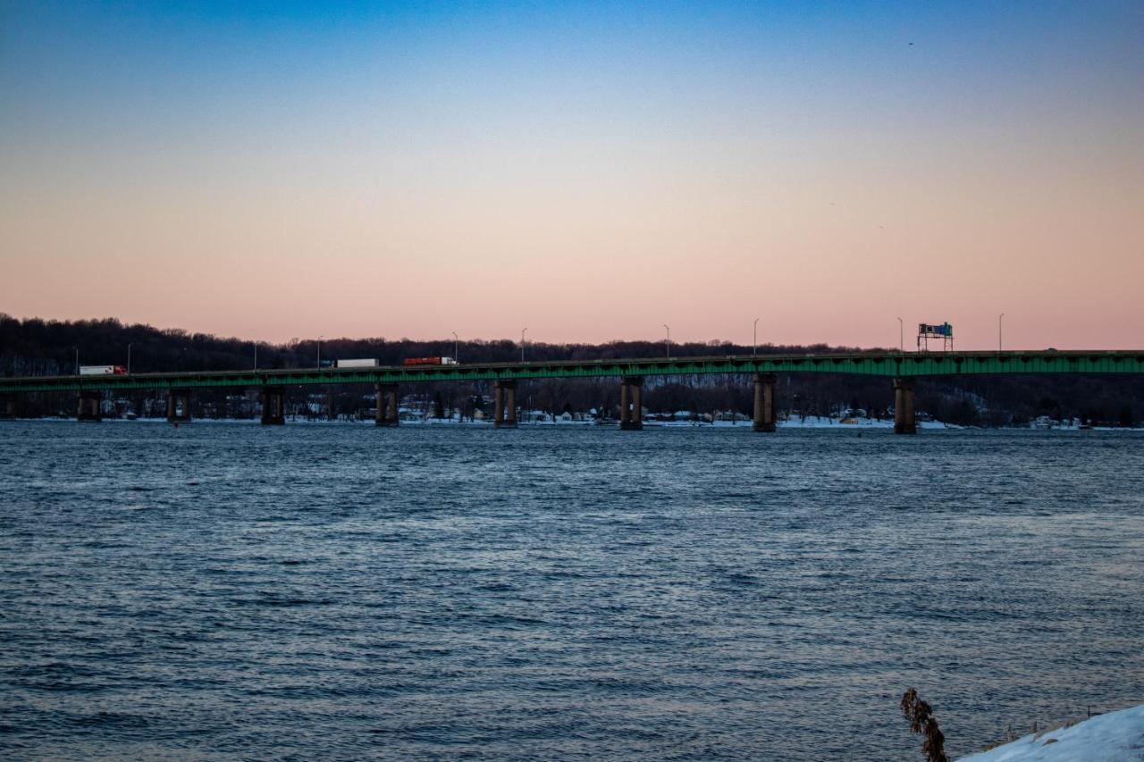 Holiday Inn Express Le Claire Riverfront-Davenport By Ihg Экстерьер фото