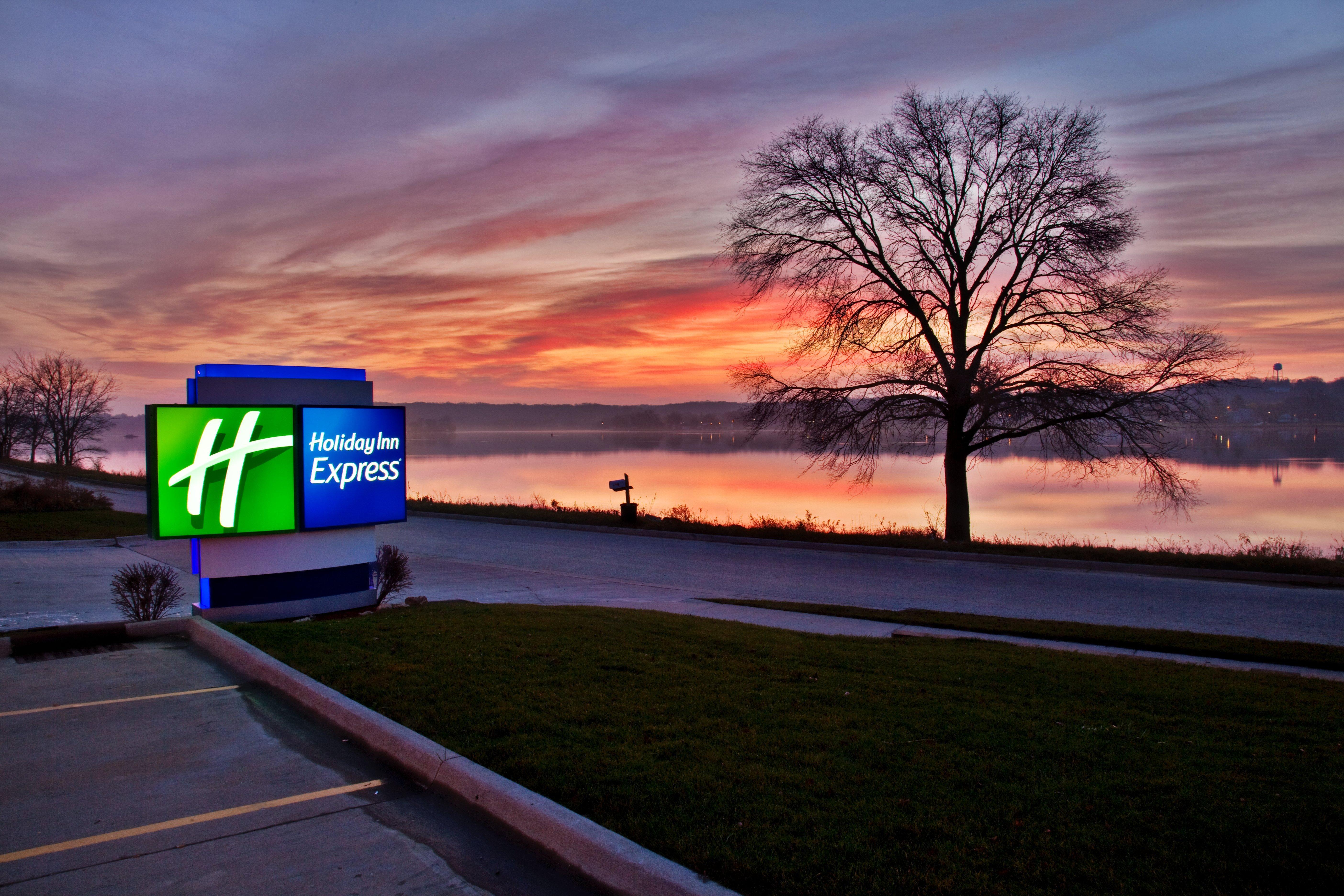 Holiday Inn Express Le Claire Riverfront-Davenport By Ihg Экстерьер фото
